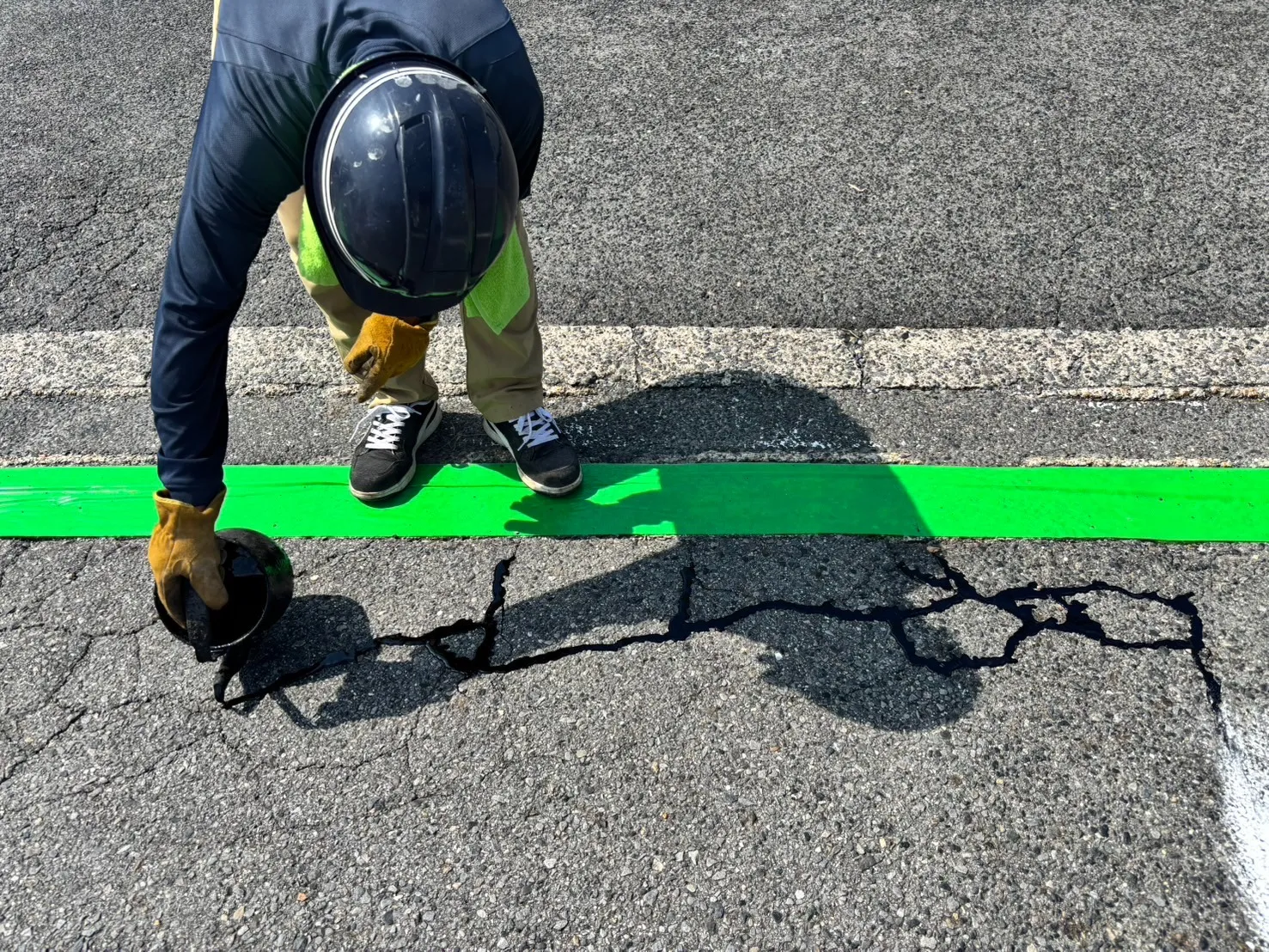 アスファルトのひび割れ補修工事