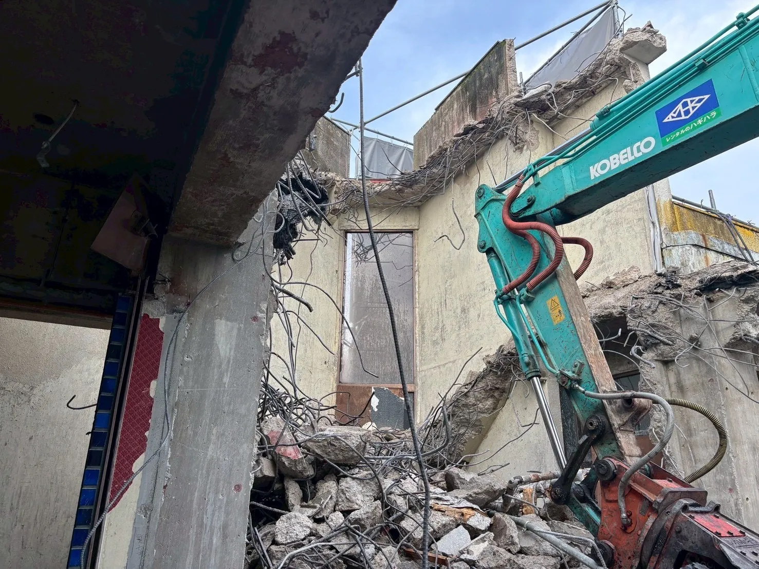鉄筋コンクリート造３階建階上解体