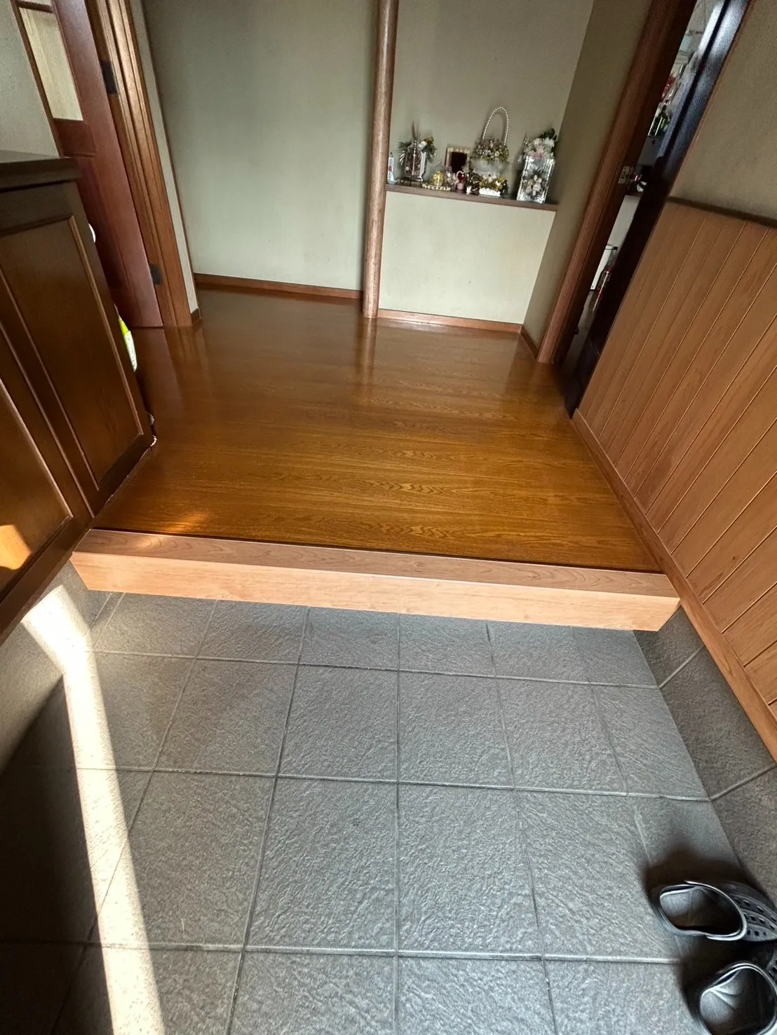 住宅玄関上り框リフォームをさせて頂きました。