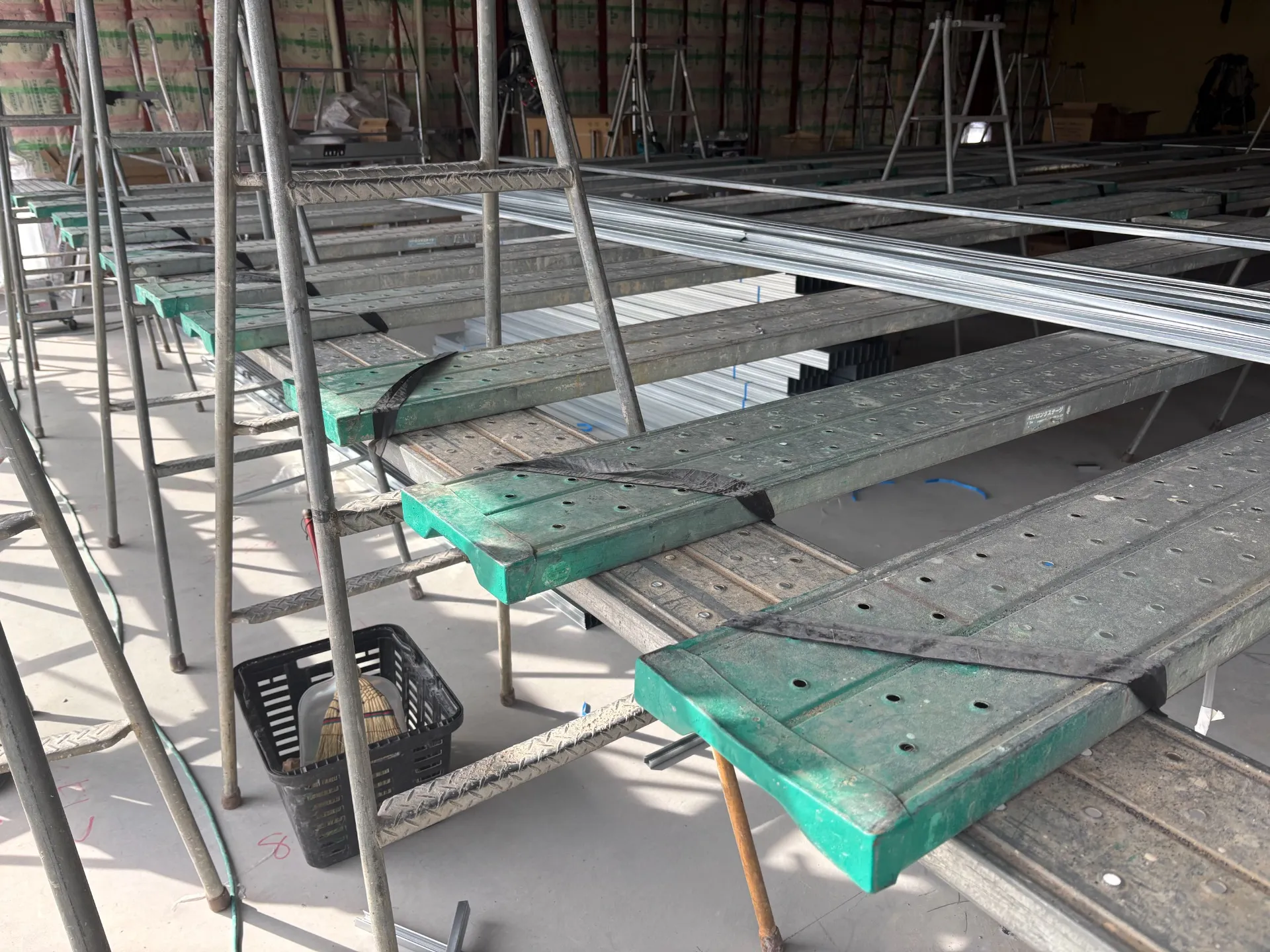 脚立道板は3点支持、ゴムバンド留めは義務ですが．．．